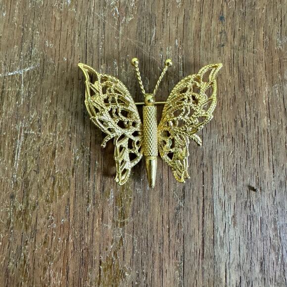 Vintage Monet‎ Gold Tone Textured Filigree Butterfly Brooch Pin - Picture 1 of 5